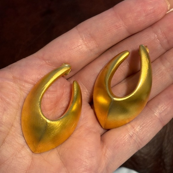 Givenchy New York Paris matte Coil Tapered Hoop Goldtone Earrings pierced - Picture 8 of 8